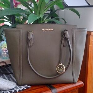 Green Michael kors Bag 🫒